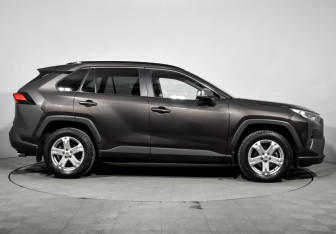 Подержанный автомобиль Toyota RAV4 2019 года (4 фото)