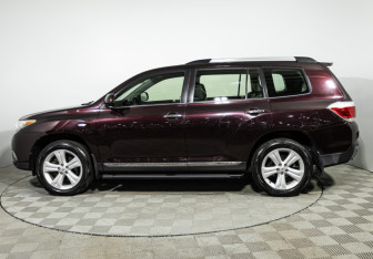 Подержанный автомобиль Toyota Highlander 2012 года (8 фото)