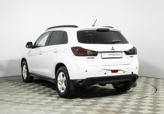 Подержанный автомобиль Mitsubishi ASX 2013 года (7 фото)