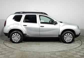 Подержанный автомобиль Renault Duster 2015 года (4 фото)