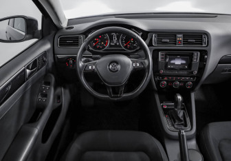 Подержанный автомобиль Volkswagen Jetta Sedan 2017 года (10 фото)