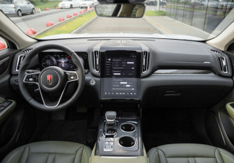 Подержанный автомобиль Hongqi HS3 2024 года (14 фото)