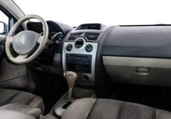 Подержанный автомобиль Renault Megane Sedan 2005 года (9 фото)