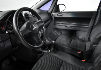 Подержанный автомобиль Mitsubishi Colt Hatchback 2007 года (9 фото)