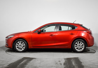 Подержанный автомобиль Mazda 3 Hatchback 2018 года (8 фото)