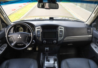 Подержанный автомобиль Mitsubishi Pajero 2018 года (11 фото)