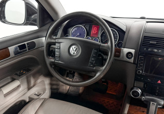 Подержанный автомобиль Volkswagen Touareg 2008 года (16 фото)