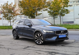 Подержанный автомобиль Volvo V60 Cross Country 2023 года (12 фото)