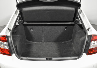 Подержанный автомобиль Skoda Rapid Liftback 2018 года (21 фото)