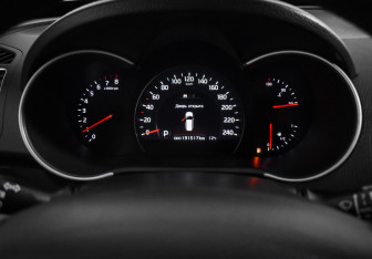 Подержанный автомобиль Kia Sorento 2012 года (18 фото)