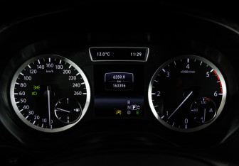 Подержанный автомобиль Infiniti Q30 2017 года (25 фото)