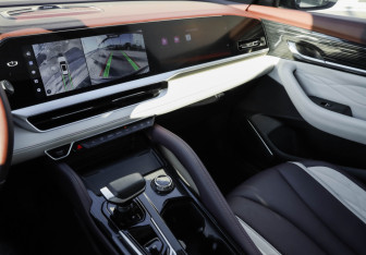 Подержанный автомобиль Geely Monjaro 2022 года (21 фото)