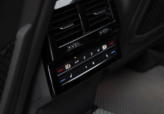 Подержанный автомобиль Volkswagen Touareg 2021 года (25 фото)