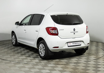 Подержанный автомобиль Renault Sandero 2017 года (7 фото)