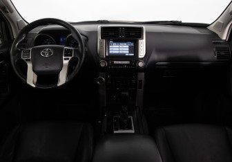 Подержанный автомобиль Toyota Land Cruiser Prado 2010 года (9 фото)