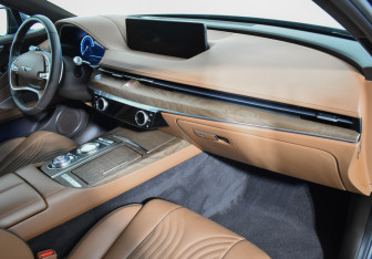 Подержанный автомобиль Genesis G80 2021 года (14 фото)