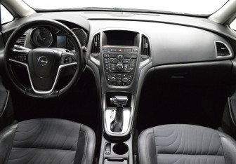 Подержанный автомобиль Opel Astra Sedan 2012 года (14 фото)