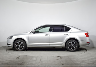Подержанный автомобиль Skoda Octavia Liftback 2019 года (8 фото)
