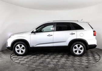 Подержанный автомобиль Kia Sorento 2013 года (8 фото)
