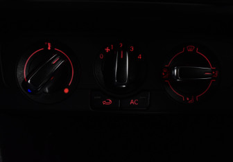 Подержанный автомобиль Volkswagen Polo Sedan 2011 года (14 фото)