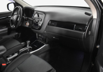 Подержанный автомобиль Mitsubishi Outlander 2019 года (12 фото)