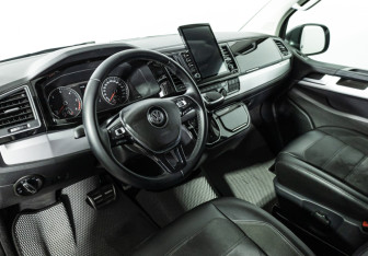 Подержанный автомобиль Volkswagen Multivan 2018 года (11 фото)