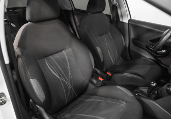 Подержанный автомобиль Peugeot 208 2013 года (18 фото)