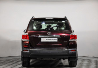 Подержанный автомобиль Toyota Highlander 2011 года (6 фото)