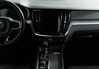 Подержанный автомобиль Volvo V60 2019 года (14 фото)