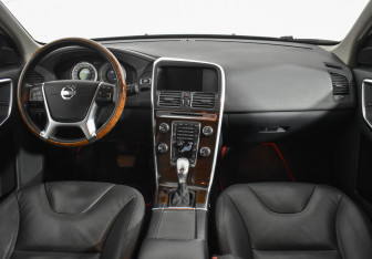 Подержанный автомобиль Volvo XC60 2012 года (13 фото)