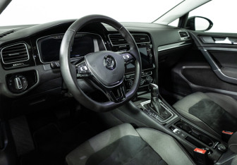 Подержанный автомобиль Volkswagen Golf Hatchback 2018 года (11 фото)