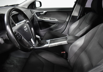 Подержанный автомобиль Volvo S60 2013 года (10 фото)
