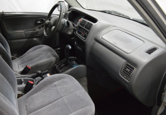 Подержанный автомобиль Suzuki Grand Vitara 2002 года (12 фото)