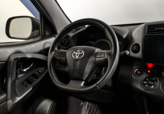 Подержанный автомобиль Toyota RAV4 2010 года (16 фото)