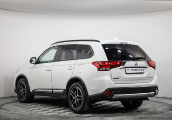 Подержанный автомобиль Mitsubishi Outlander 2018 года (7 фото)
