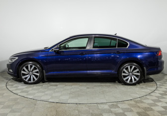 Подержанный автомобиль Volkswagen Passat Sedan 2019 года (8 фото)