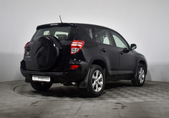 Подержанный автомобиль Toyota RAV4 2011 года (5 фото)