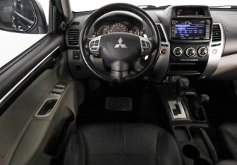 Подержанный автомобиль Mitsubishi Pajero Sport 2015 года (11 фото)