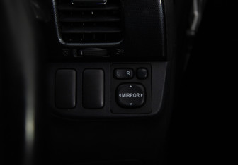 Подержанный автомобиль Toyota Wish Compactvan 2005 года (14 фото)