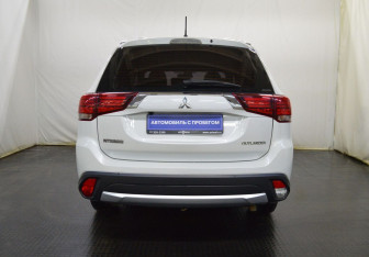 Подержанный автомобиль Mitsubishi Outlander 2015 года (6 фото)