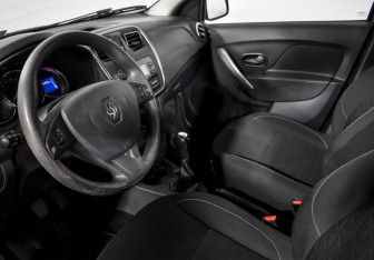 Подержанный автомобиль Renault Sandero 2018 года (9 фото)