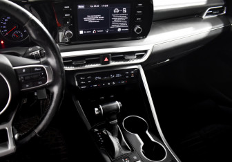 Подержанный автомобиль Kia K5 2021 года (17 фото)