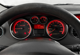 Подержанный автомобиль Peugeot 308 Hatchback 2010 года (17 фото)