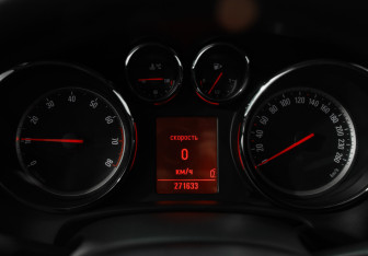 Подержанный автомобиль Opel Astra Hatchback 2011 года (12 фото)