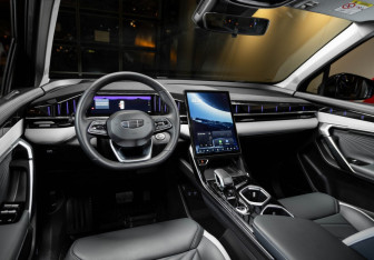 Новый Geely Atlas 2025 (3 фото)