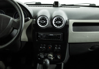 Подержанный автомобиль Renault Logan Sedan 2011 года (14 фото)