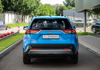 Подержанный автомобиль Toyota RAV4 2021 года (7 фото)