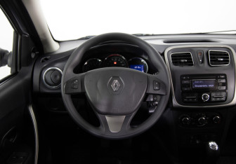 Подержанный автомобиль Renault Sandero 2014 года (15 фото)