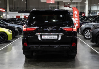 Подержанный автомобиль Lexus LX 2016 года (9 фото)