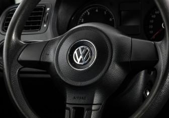 Подержанный автомобиль Volkswagen Polo Sedan 2013 года (11 фото)